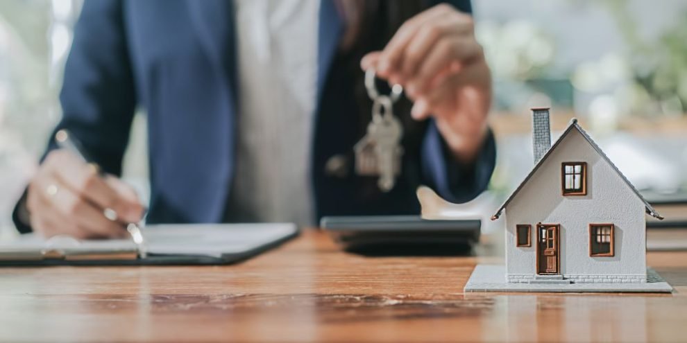 what-is-a-mortgage-broker-990x495